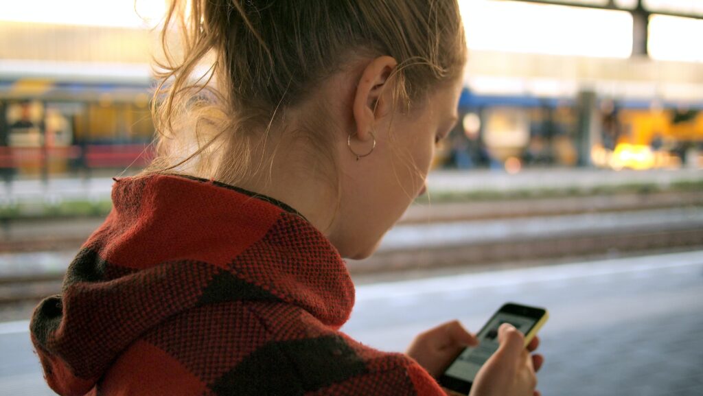 Mulher estudando pelo celular