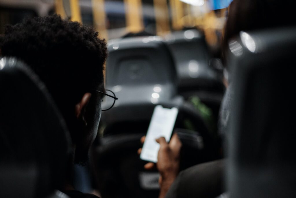 Homem estudando no ônibus