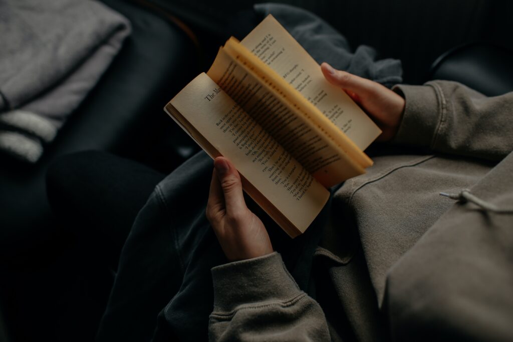 Pessoa lendo livro