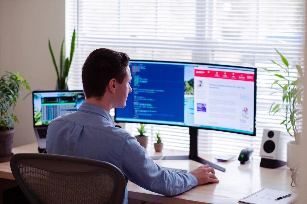 homem trabalhando de home office